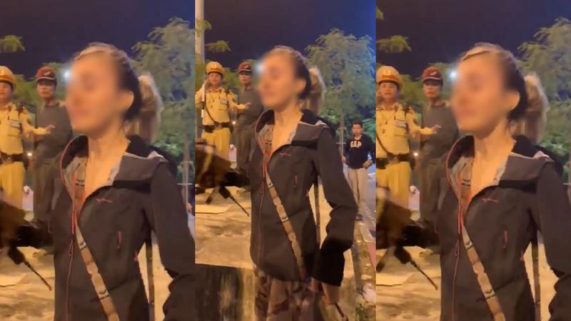 Hình ảnh người phụ nữ Tây khóc nức nở, đang kể lại câu chuyện mình bị đánh với CSGT và những người xung quanh. (Ảnh cắt từ Clip).