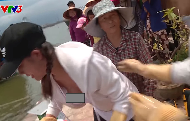 Hoàng Hạnh từng gây ồn ào vì sự cố lộ ngực trên sóng VTV.