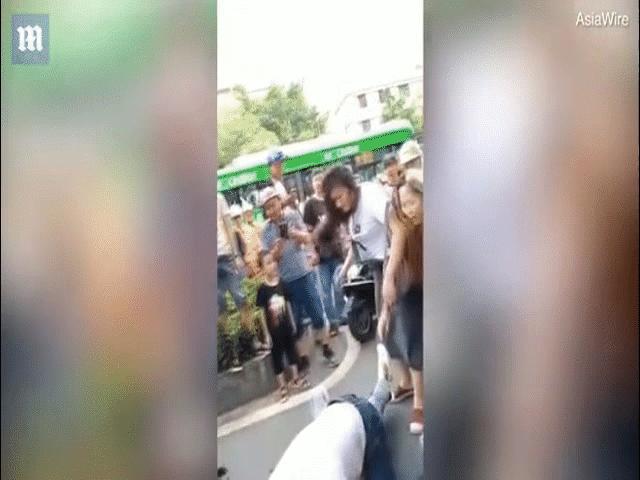 Thế giới - TQ: Chồng nằm trên, che chắn tình nhân trước "mưa" đòn ghen của vợ giữa phố