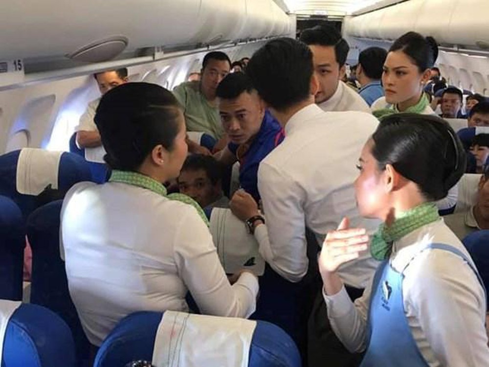 Đội ngũ tiếp viên hãng hàng không Bamboo Airways cùng bác sỹ tiến hành sơ cứu hành khách khó thở, bị co giật và có biểu hiện cắn lưỡi - Ảnh: Otofun