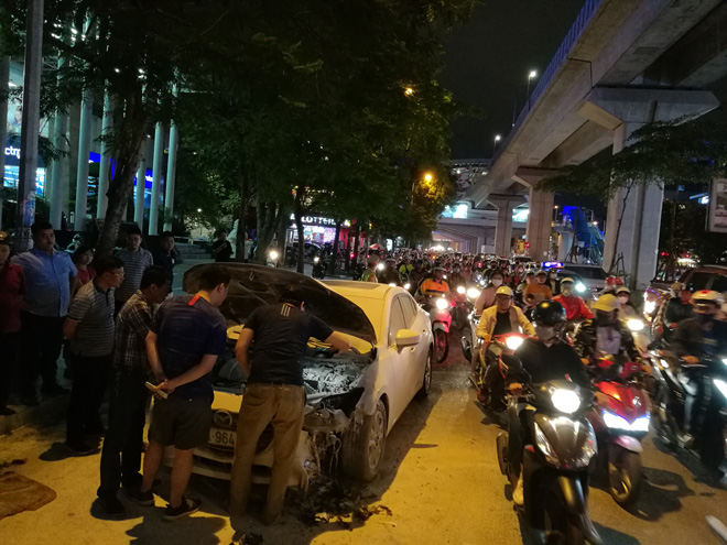 Vụ cháy ô tô đã khiến giao thông trên đường Hoàng Cầu gặp khó khăn.
