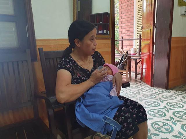 Tin tức trong ngày - Nóng 24h qua: Bảo vệ ngỡ ngàng mở túi đồ trước cổng sau khi nghe tiếng còi xe máy liên hồi