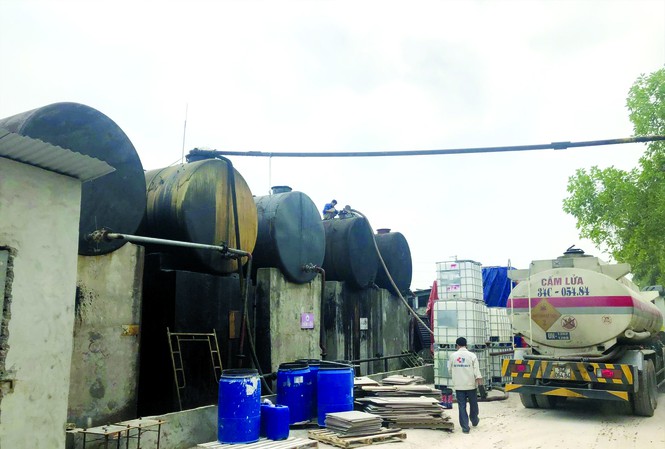 Kho lưu trữ dầu thải tại Công ty Gốm sứ Thanh Hà - Ảnh: Quang Lộc