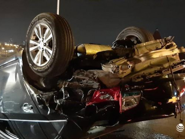 Tin tức trong ngày - Cận cảnh hiện trường vụ tai nạn liên hoàn giữa 3 ô tô trên cầu Vĩnh Tuy