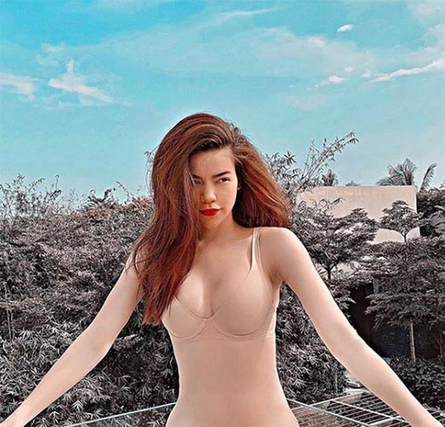 Không chỉ một mà rất nhiều lần cô mặc đồ bơi màu nude, vì gam màu của trang phục cùng tông với màu da của nữ ca sĩ nên 2 cấp độ màu như hòa làm 1, gây hiểu lầm.