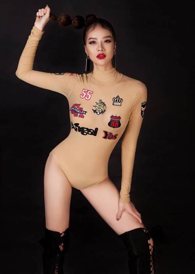 Hoa hậu Việt Nam toàn cầu Kiều Ngân chọn đồ bơi màu nude nhưng được điểm xuyến với nhiều họa tiết nhưng lại khiến người nhìn lầm tưởng cô đang vẽ họa tiết lên cơ thể. 