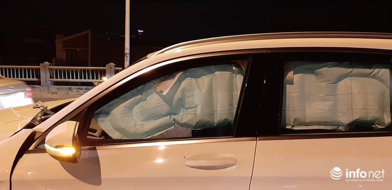 Toàn bộ túi khí trong xe Toyota nổ tung.