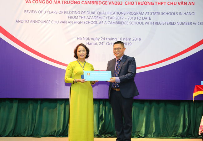 Ông Melvyn Lim (Giám đốc Quốc gia của Cambridge International tại Việt Nam, Myanmar, Campuchia và Lào) đã trao tặng biển hiệu trường Cambridge cho bà Lê Mai Anh (Hiệu trưởng trường THPT Chu Văn An).&nbsp;