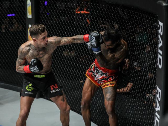 Thể thao - Thè lưỡi khinh thường đối thủ MMA: Võ sỹ nhận 2 cú đấm ngất luôn