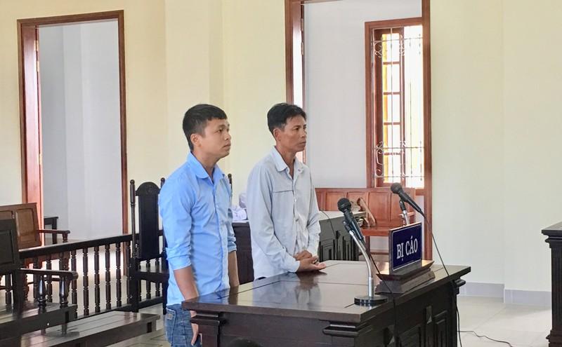 Hai chú cháu Thắng, Thương tại tòa phúc thẩm ngày 25-10. Ảnh: NN