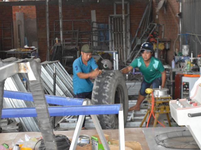 Tin tức trong ngày - Bánh xe bay như tên bắn vào nhà xưởng, người đàn ông chết thương tâm