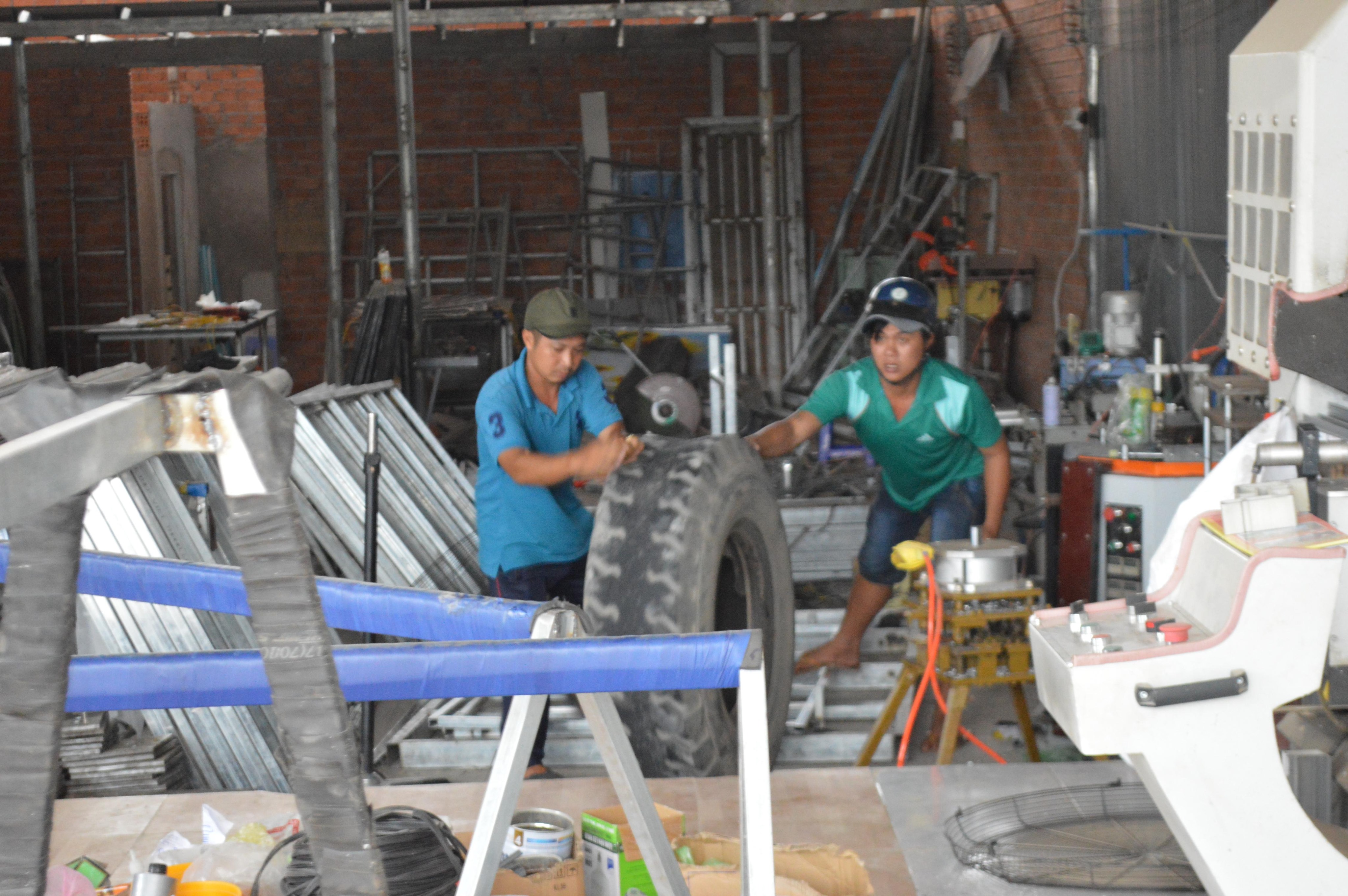 Bánh xe ben nổ lốp văng vào nơi anh Sang đang làm việc làm anh bị thương và tử vong sau đó.