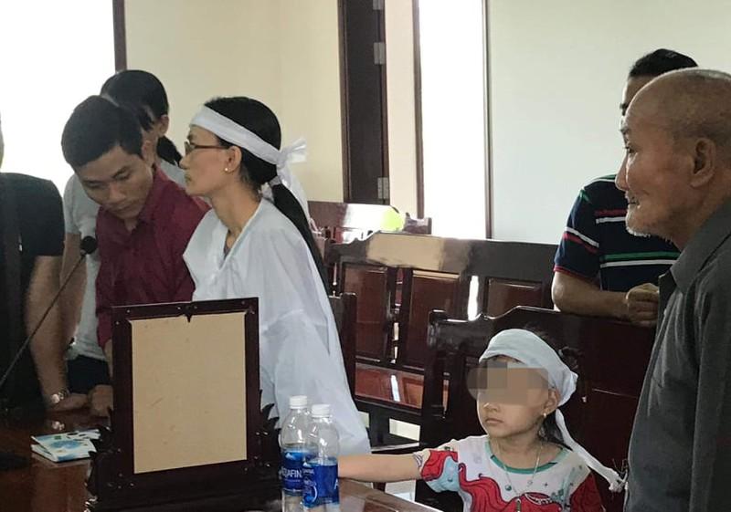 Vợ, con của nạn nhân tại toà. Ảnh: MV