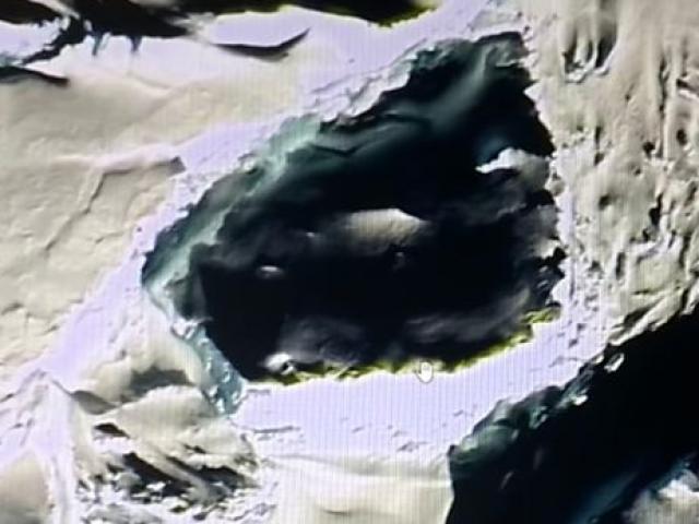 Phi thường - kỳ quặc - Lộ diện hộp sọ của người khổng lồ ở Nam Cực lạnh giá?