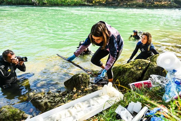 Thanh kiếm cổ được các nhà khảo cổ vớt lên bờ.