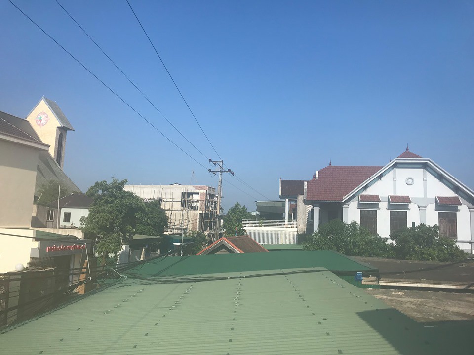 Đường dây điện trần 22KV ngay trên đầu nhà dân xóm 5, xã Nghi Phú.