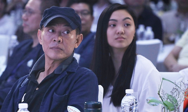 Những lần xuất hiện tại sự kiện cùng con gái, Lý Liên Kiệt khiến fan lo lắng vì ngày càng già và gầy. Ông thường đội mũ vì bị rụng tóc, mắt ngày càng trố to trông khắc khổ.