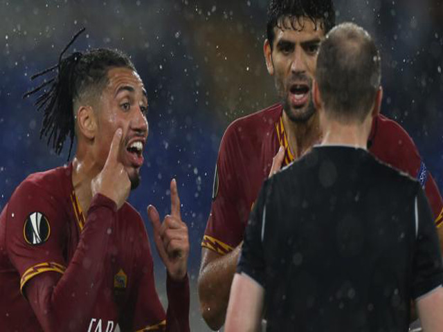 Bóng đá - Khó tin bóng trúng mặt vẫn bị thổi phạt đền, SAO MU cay cú trọng tài