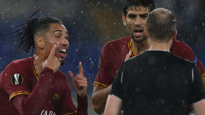 Smalling cố giải thích tình huống với trọng tài nhưng không có tác dụng