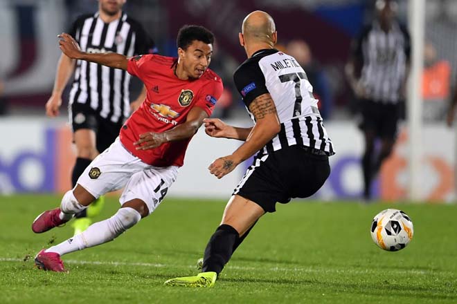 Lingard có cú sút đưa bóng đi trúng cột dọc ở phút 37