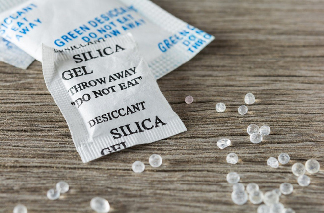 Khi vệ sinh dây da đồng hồ xong mà không hết hôi thì bạn hãy đặt đồng hồ kèm gói hút ẩm trong môi trường kín từ 3-5 ngày, như vậy sẽ giúp khử mùi hôi hiệu quả