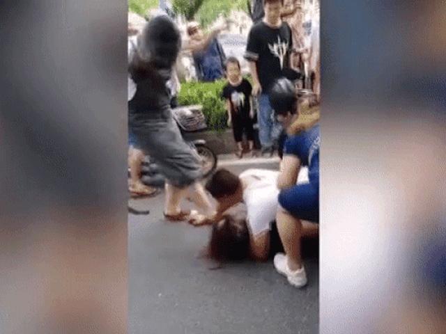 Bạn trẻ - Cuộc sống - Chồng lao ra, nằm đè lên bồ nhí đỡ đòn đánh ghen "long trời lở đất" của vợ