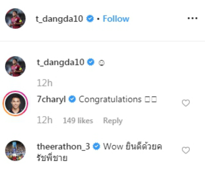 Nhiều đồng đội của anh ở ĐT Thái Lan vui vẻ chia sẻ tin vui với chân sút thuộc biên chế Muangthong United (đội bóng hiện tại của thủ thành Đặng Văn Lâm)