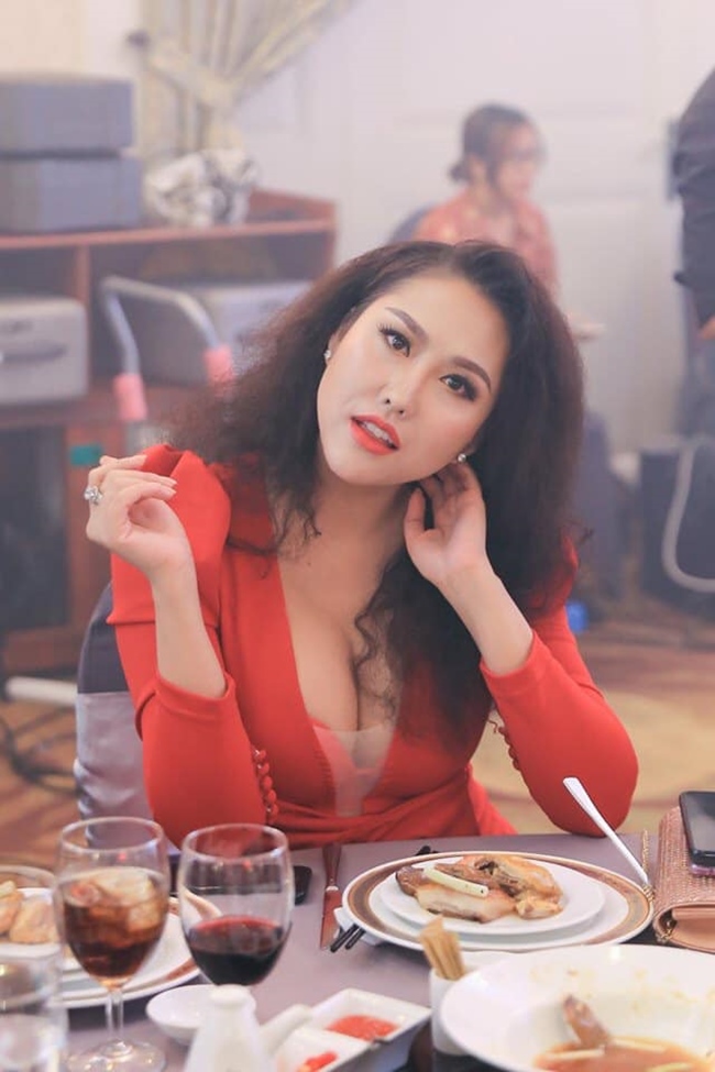 Hiện tại, phong cách ăn măc của Vân Phi có phần đã tiết chế hơn nhưng vẫn theo xu hướng sexy.
