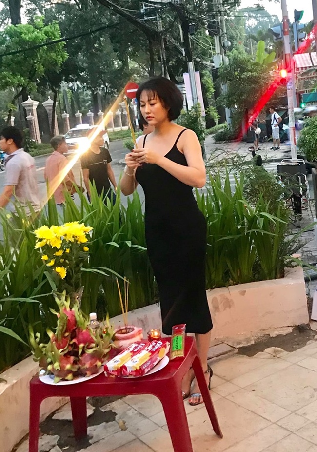 Phi Thanh Vân từng bị cư dân mạng chỉ trích vì diện váy hai dây khi đi thắp hương trong ngày khai máy. Ngay sau đó, bà mẹ một con đã lên tiếng giải thích trên trang cá nhân.