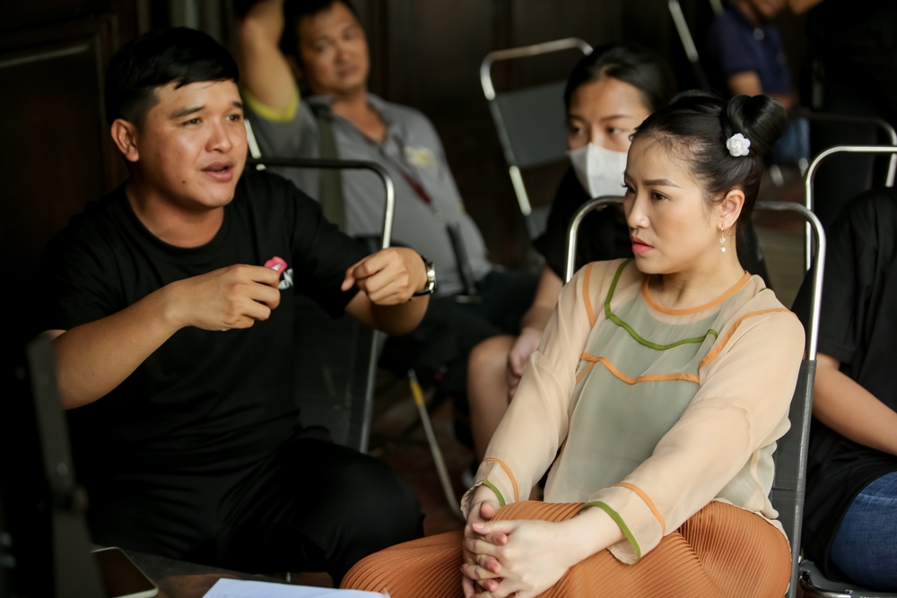 Danh hài Mai Sơn hộ tống vợ kém 20 tuổi đi quay phim kinh dị - 8