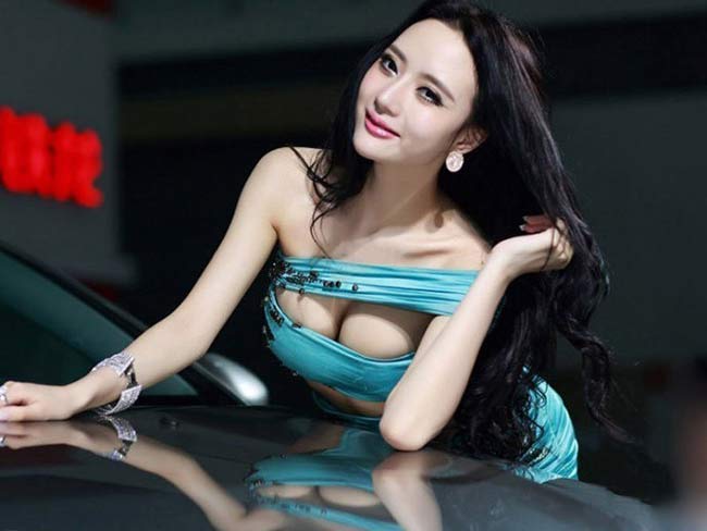 Ở Trung Quốc, nghề mẫu xe hơi (showgirl) rất được ưa chuộng. Với những cô gái có chút ngoại hình, ham nổi tiếng thì đây là một công việc thú vị.