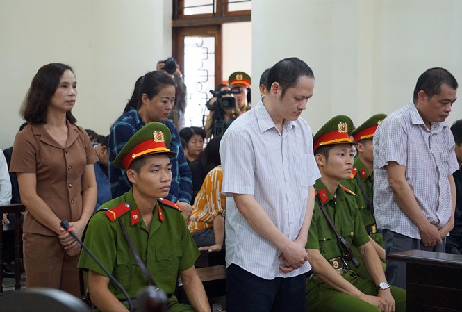 Các bị cáo tại phiên tòa sáng 25/10. Ảnh: Nguyễn Hoàn