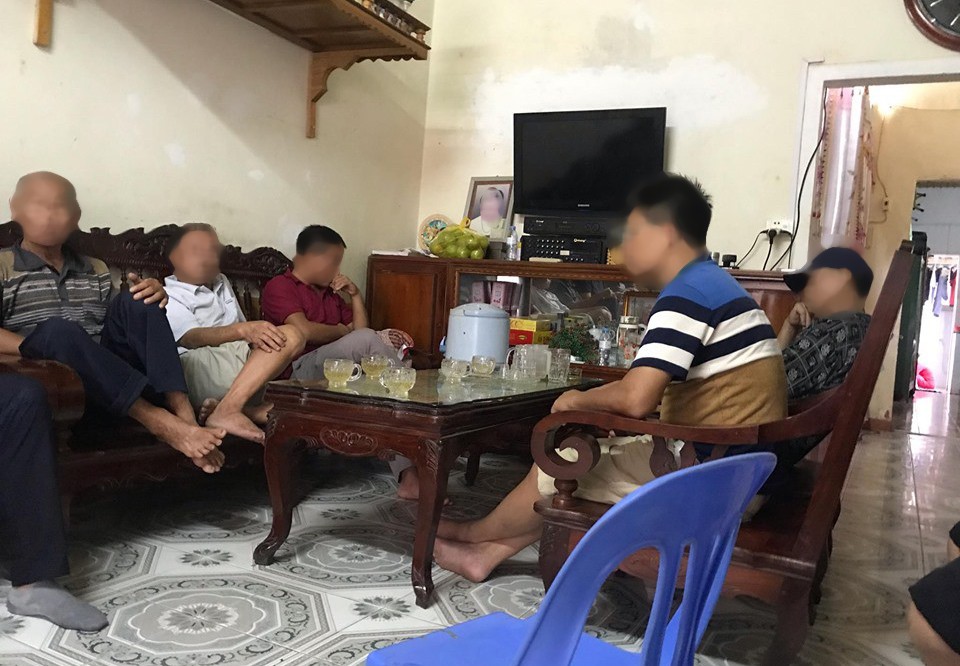 Nhiều người thân có mặt tại nhà ông T. trú thị trấn Nghèn để hỏi thăm thông tin về chị M.