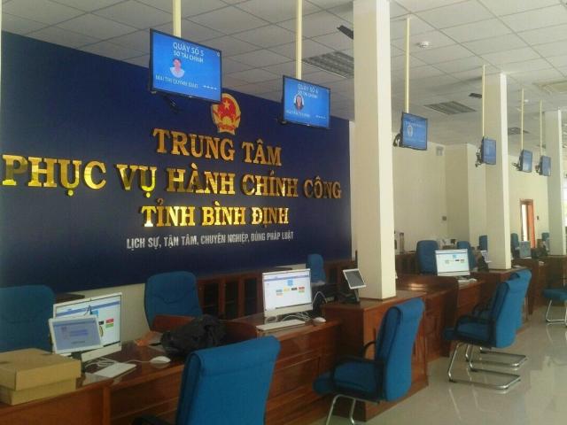 Tin tức trong ngày - Một cán bộ phải giải trình vì... "khoe bụng to" khi người dân đến làm việc