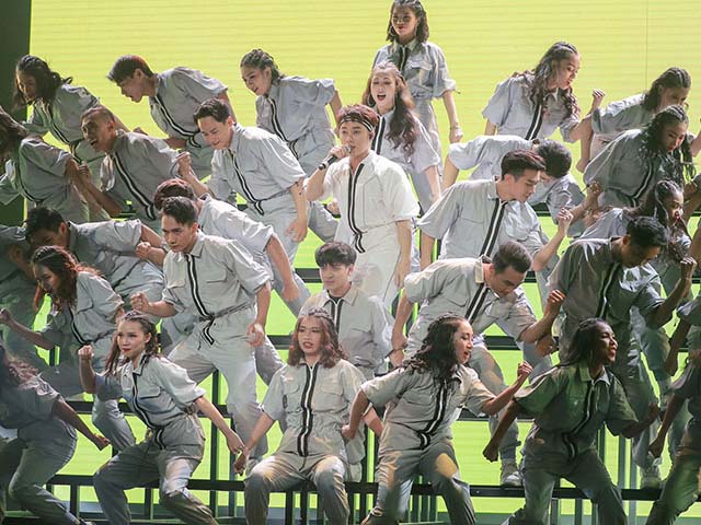 Ca nhạc - MTV - Trúc Nhân "gây sốc" khi mang dàn vũ công 34 người lên sân khấu