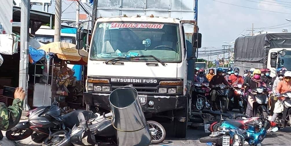 Hiện trường vụ tai nạn xe tải tông 7 xe máy trên Quốc lộ 1