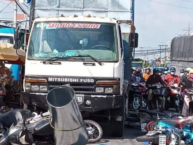 Tin tức trong ngày - Sau tiếng thét “xe mất thắng”, cảnh tượng hãi hùng hiện ra trên Quốc lộ 1