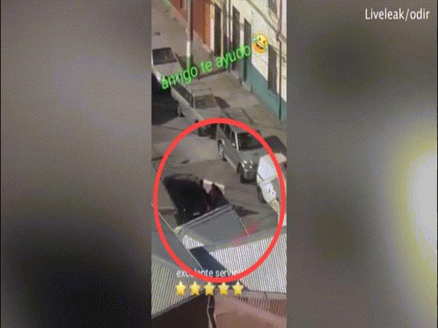 Phi thường - kỳ quặc - Vác tivi trộm được về nhà, giữa đường bị kẻ khác "hớt tay trên" mà chỉ biết ngớ người ra nhìn