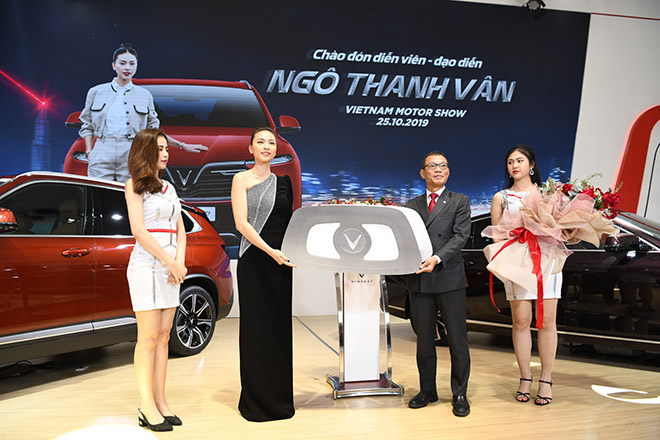 Phó Tổng giám đốc VinGroup, ông Võ Quang Huệ tặng chìa khóa xe&nbsp;Lux SA2.0 cho&nbsp;đại sứ thương hiệu Ngô Thanh Vân