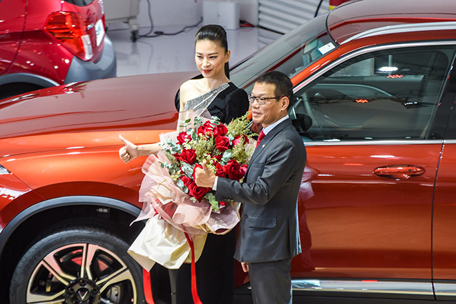 VinFast tặng xe Lux SA 2.0 cho Đại sứ thương hiệu Ngô Thanh Vân tại VMS 2019 - 6