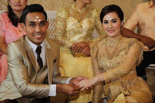 Teerasil Dangda và vợ đẹp Phusita Polrak kết hôn với nhau năm 2016 sau 6 năm hẹn hò