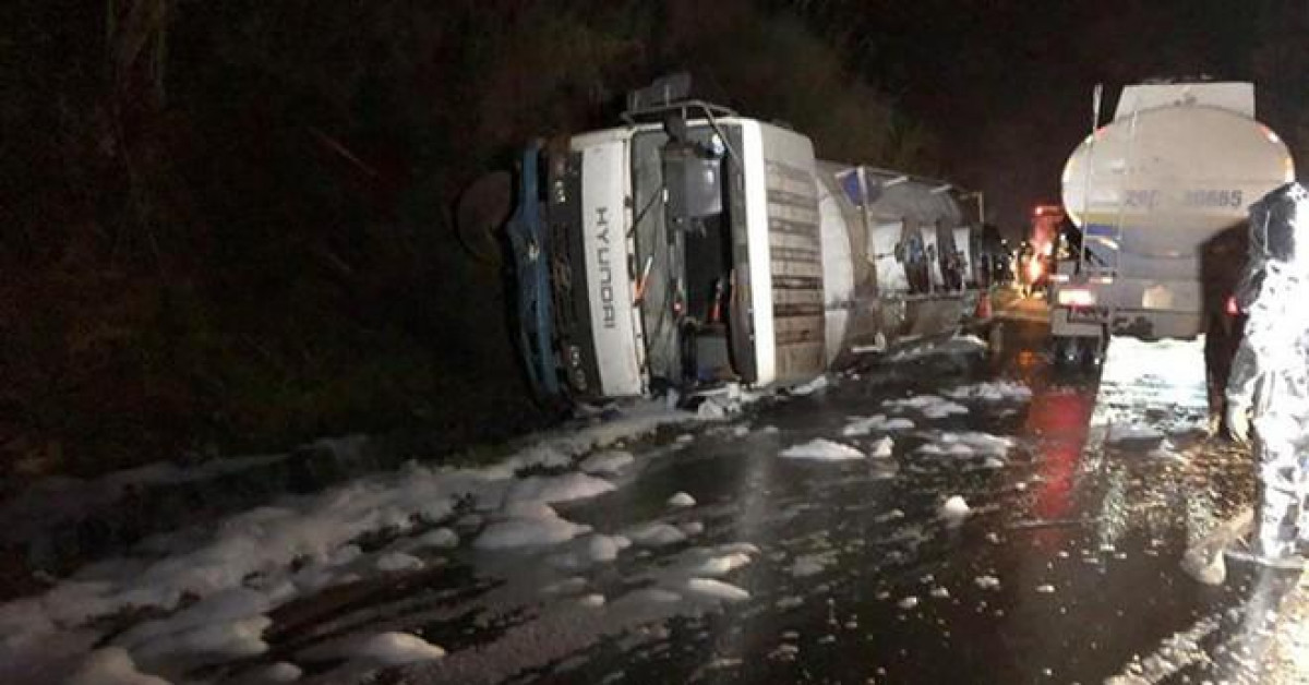 Tin tức trong ngày - Hòa Bình: Lật xe bồn, hơn 7.000 lít xăng, dầu tràn ra đường