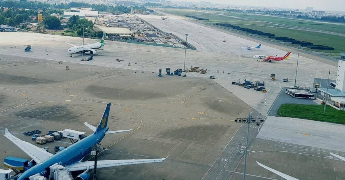 Tin tức trong ngày - Thêm một máy bay chảy dầu lênh láng tại sân bay Tân Sơn Nhất