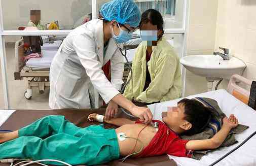 Chăm sóc, kiểm tra sức khoẻ bệnh nhi nghi mắc bệnh bạch hầu ở Quảng Ngãi. Ảnh: TL