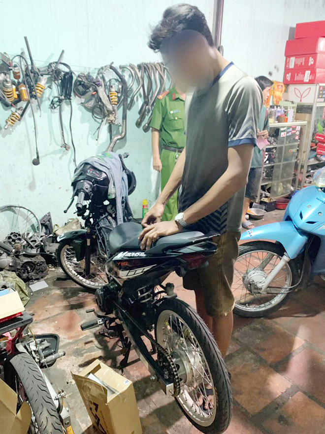 Nhiều xe máy không rõ nguồn gốc, thay đổi kết cấu, đôn dên, xoáy nòng...trong tiệm sửa xe giáp ranh TP.HCM và Bình Dương bị cảnh sát tạm giữ.