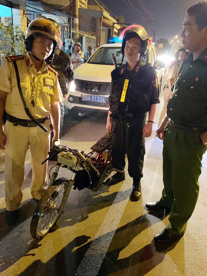 Nhiều chiếc xe có hình thù kỳ lạ được “quái xế” gọi là “xe cọp” bị cảnh sát tạm giữ