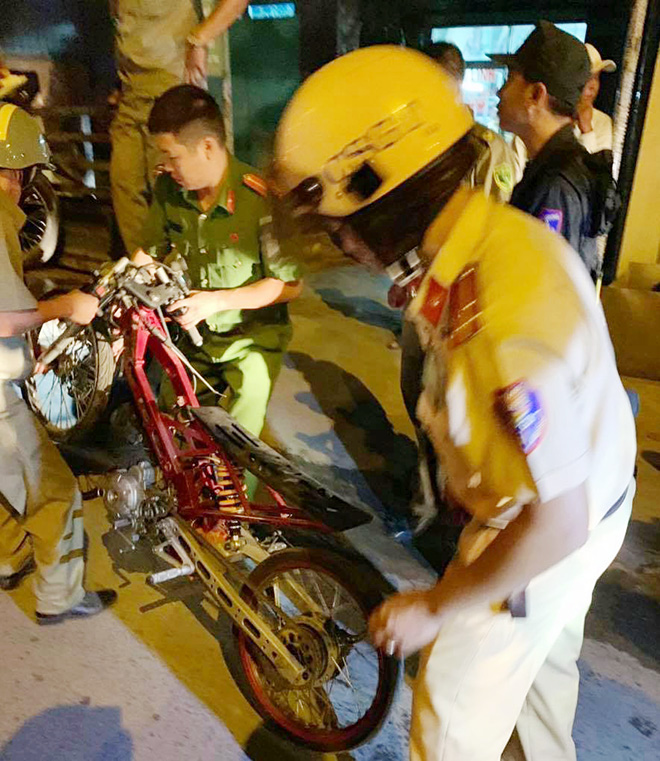 “Xe cọp” bị đưa lên xe đặc chủng về trụ sở công an