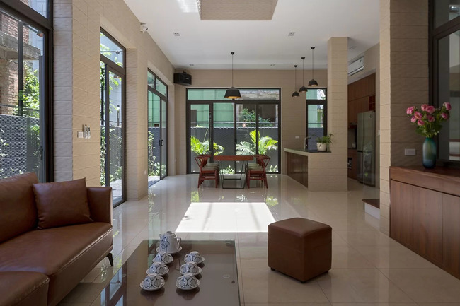 Phòng khách được nối liền với căn bếp, tạo không gian rộng rãi khi diện tích xây dựng nhỏ.