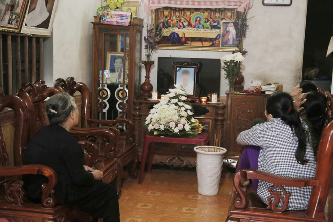 Một gia đình có con mất liên lạc&nbsp;tại Anh đã lập bàn thờ nhưng họ vẫn mong con em họ sống và trở về.