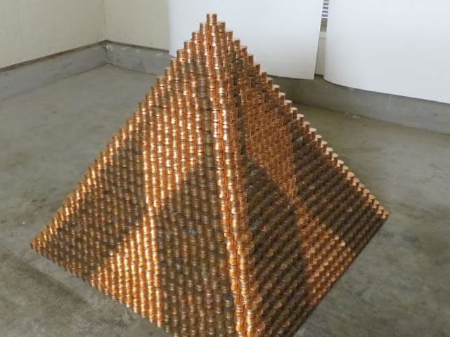 Kim tự tháp bằng tiền xu lớn nhất thế giới trị giá hơn 230 triệu đồng sắp ”ra lò”
